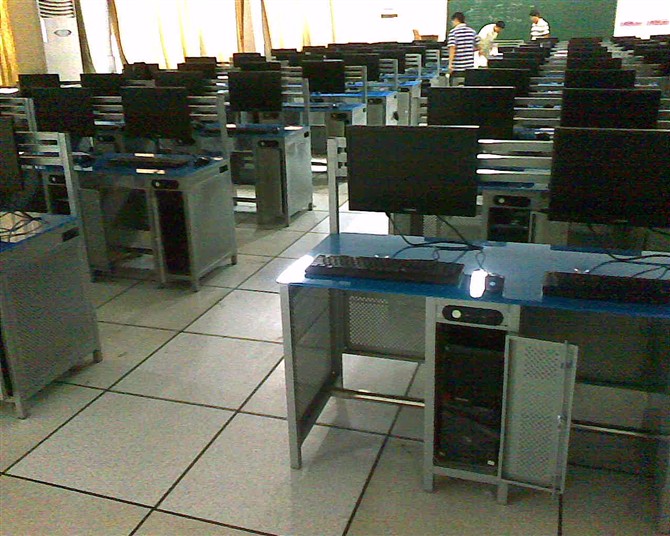 广州市黄埔职业技术学校机房电脑桌
